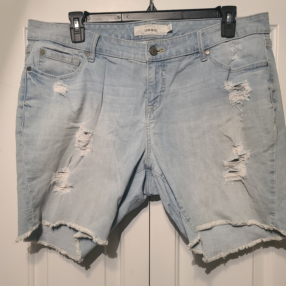 TORRID BOYFRIEND BERMUDA SHORTS - WITH RIPPED DESTRUCTION